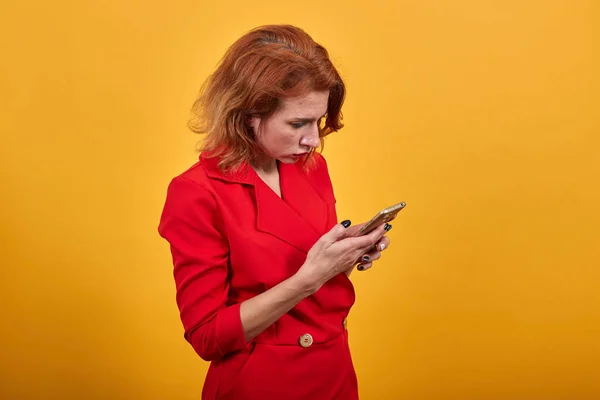 Strict caucasien jeune femme garder téléphone, regarder sur elle — Photo