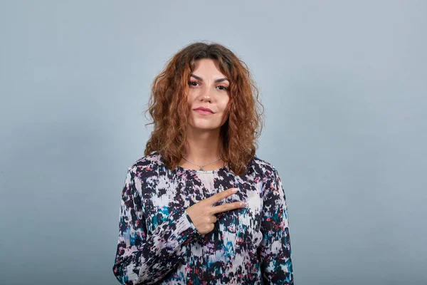 Signora stanca mostrando gesto vittimismo, guardando la fotocamera, grave . — Foto Stock