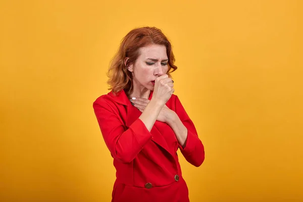Больной кашель белой девушки, держа кулак на губах — стоковое фото