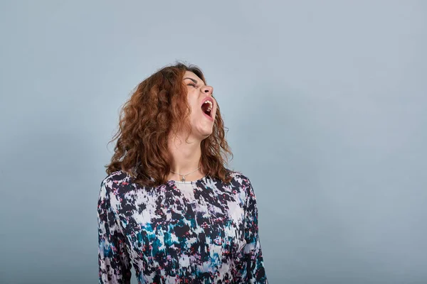 Attraente stanca giovane donna caucasica tenere la bocca aperta, sbadigliare, urlare — Foto Stock