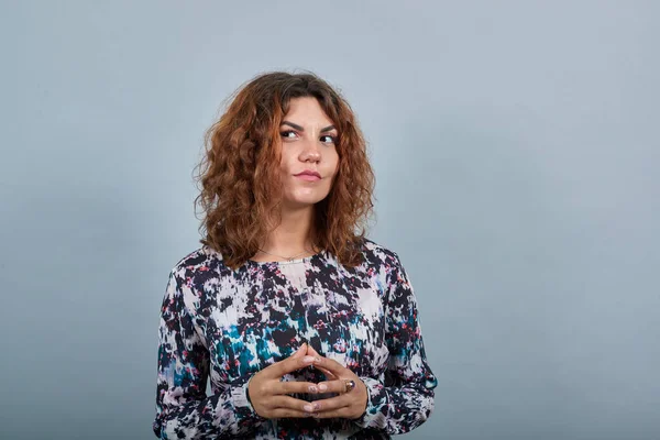 Dame hält die Finger zusammen, denkt über etwas nach, hat einen schönen Ring — Stockfoto