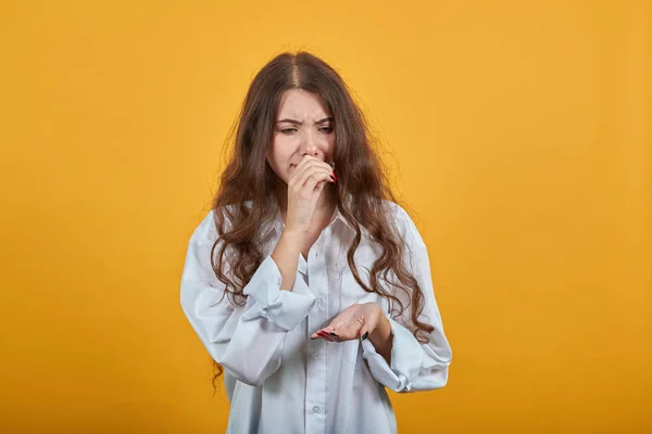 Mulher caucasiana doença na moda camisa branca tosse, olhando decepcionado — Fotografia de Stock