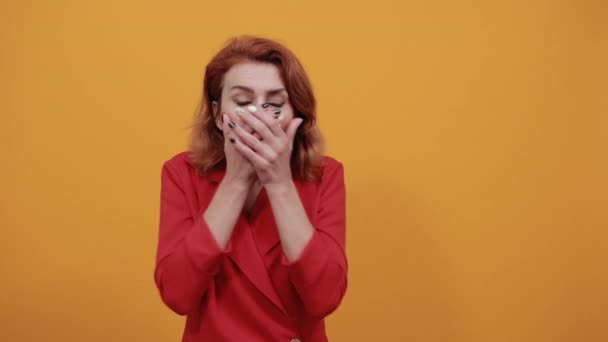 Scared caucasian woman covering mouth with hand, looking at camera — Stock Video