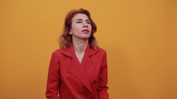 Bájos vörös hajú kaukázusi fiatal nő tánc, élvezi a zenét, tánc — Stock videók