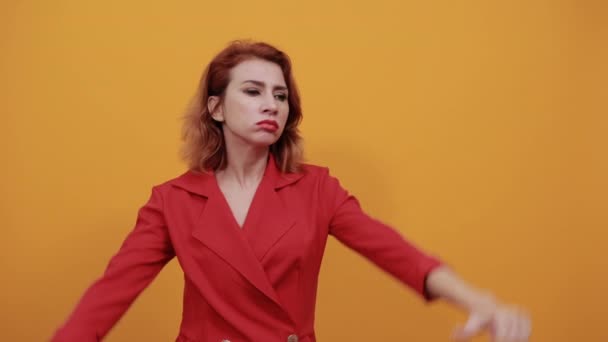 Wanita muda kaukasia yang kecewa menari, menunjuk jempol ke bawah — Stok Video