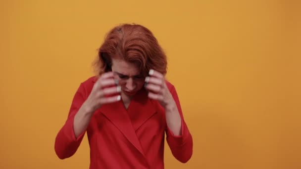 Enttäuschte junge Frau hält Hand auf Kopf, korrigiert Haarschnitt, verwirrt — Stockvideo