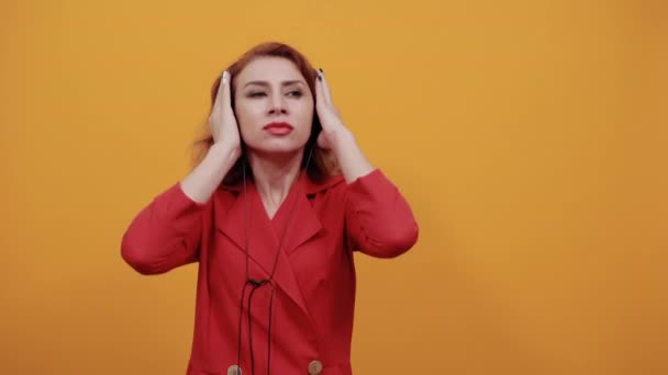 Charmig rödhårig kaukasisk ung kvinna dansar, njuter av musik, dansar — Stockvideo
