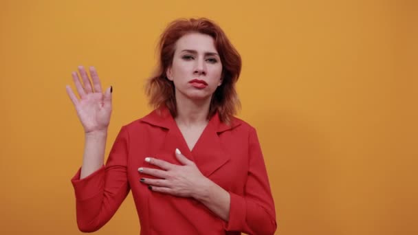 Atrakcyjna kobieta pokazująca dłoń przed kamerą, trzymająca rękę na klatce piersiowej, patrząca bezpośrednio — Wideo stockowe