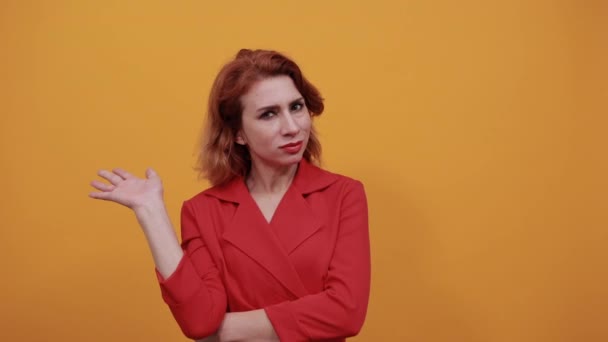 Attraktiv kaukasisk ung kvinna visar handflatorna åt sidan, ser besviken — Stockvideo