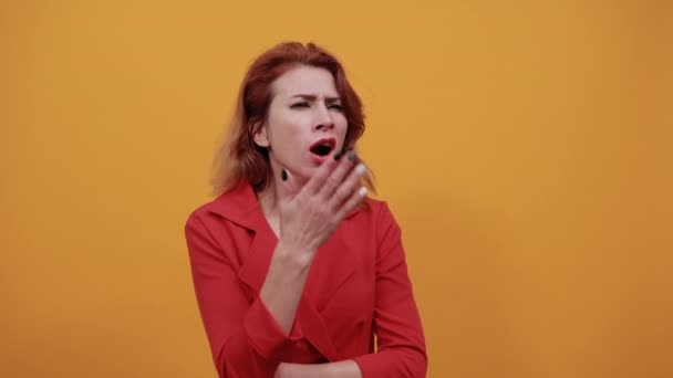 Rozczarowana młoda, biała kobieta ziewa z keepigiem na ustach — Wideo stockowe
