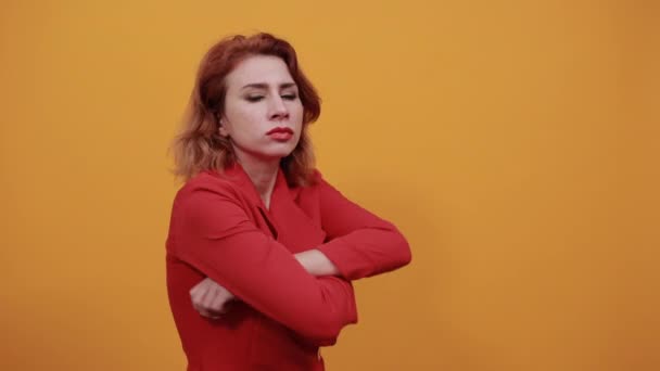 Besviken kaukasisk ung kvinna hålla händerna korsade, vistas i sidled — Stockvideo