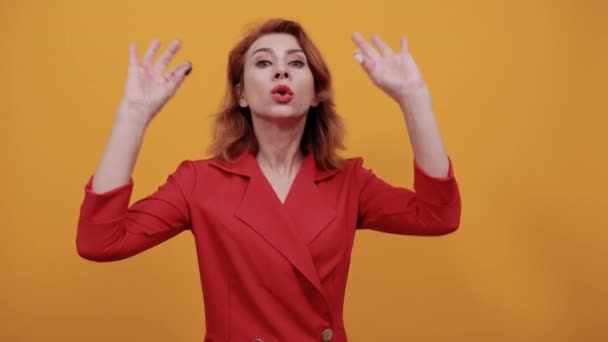 Kaukasiska unga kvinna visar tunga, blinkar, gör okej gest — Stockvideo