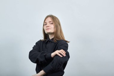 Siyah gömlekli hayal kırıklığına uğramış kadın kollarını sıkar, ciddi görünür..