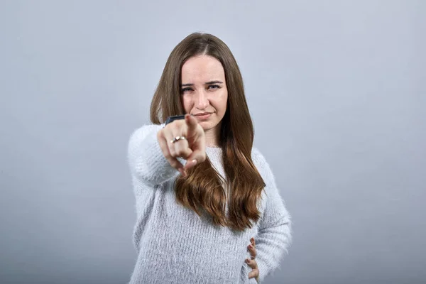 Cheerful caucasian lady pointing finger at camera, keeping hand on belt. — 스톡 사진