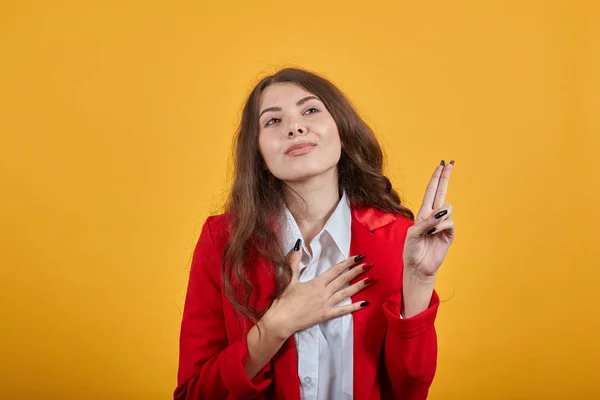 Mujer feliz manteniendo la mano en el pecho, sosteniendo los dedos cruzados, pedir deseo —  Fotos de Stock