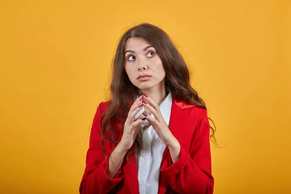 Mujer seria manteniendo los dedos juntos, teniendo un plan —  Fotos de Stock