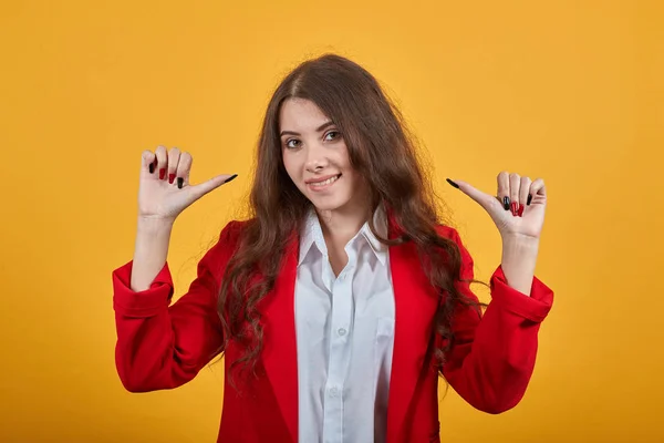 Vrolijke jonge vrouw die duimen naar zichzelf wijst, naar de camera kijkt, glimlacht — Stockfoto