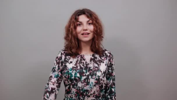 Bruneta mladá dáma drží ruku na ústech, křičí, oznamuje — Stock video