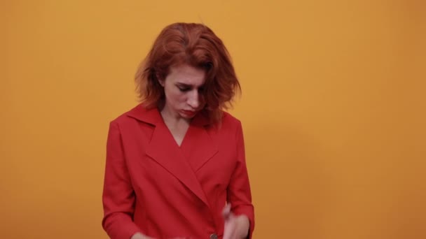 Trött attraktiv ung kvinna täcker ansiktet med händer — Stockvideo