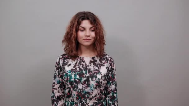 Веселая привлекательная кавказская молодая женщина протягивает руку в приветствии, улыбаясь — стоковое видео