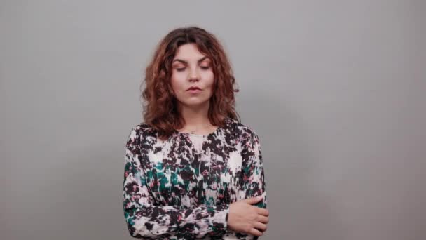 Heiße attraktive kaukasische junge Frau zeigt mit dem Finger auf der Zunge lächelnd — Stockvideo