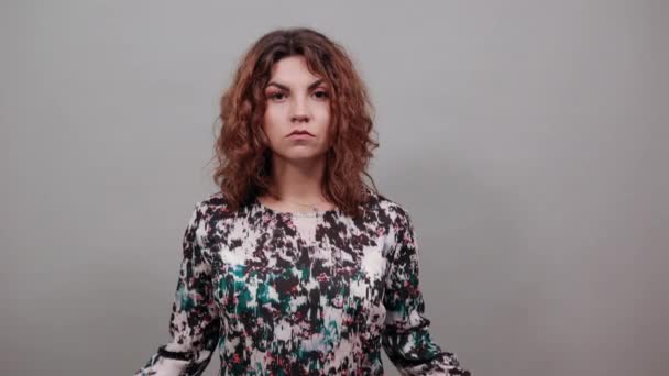 Missnöjd kaukasiska ung kvinna pekar finger åt sig själv, förvirrad, olycklig — Stockvideo