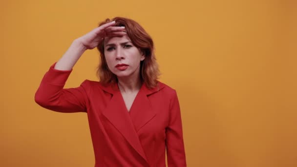 Komoly kaukázusi fiatal nő tartja a kezét a homlokán, a távolságot figyeli — Stock videók