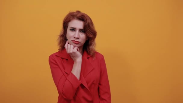 Serious young woman keeping hand on chin, looking up, thinking about issue — Stock Video