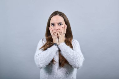 Mavi süveter giyen, elleri ve elleri olan, gerçekten çekici bir kadın..