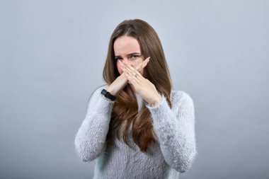 Çekici beyaz kadın avuçlarını çapraz tutuyor, jest yapıyor.