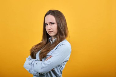 Mutsuz kadın ellerini göğsüne koyuyor, kameraya bakıyor, kızgın..