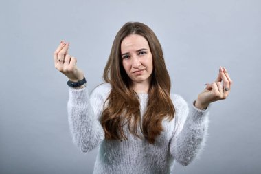 Hayal kırıklığına uğramış beyaz kadın parmaklarını bir arada tutuyor, meditasyon yapıyor, dinleniyor..