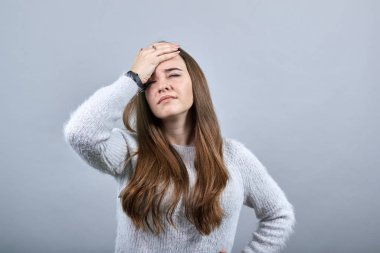 Hasta kadın ellerini başının üstünde tutuyor, ateşi var..