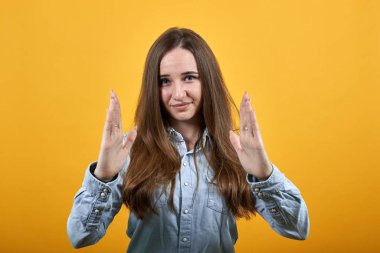 Gülümseyen beyaz kadın avuçlar arasında yer açıyor..