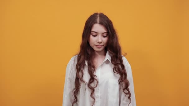 Komoly nő korrigálja hajvágás, remegő haj, tartja a kezét keresztbe — Stock videók