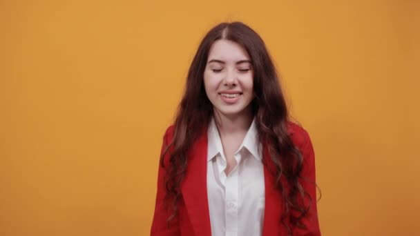 Joyeux jeune femme gardant les mains croisées, souriant, regardant la caméra — Video