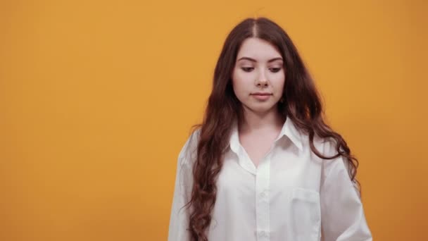 Chockad kvinna i mode vit skjorta visar manikyr framför kameran, besviken — Stockvideo