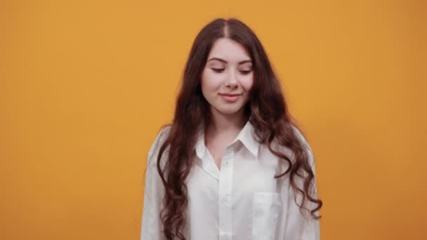 Vidám nő divat fehér ing mutatja nyelv, tartja ökölbe szorított, mosolygós — Stock videók
