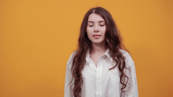 Mujer cansada en camisa blanca de moda cubriendo la boca con la mano, bostezando — Vídeos de Stock