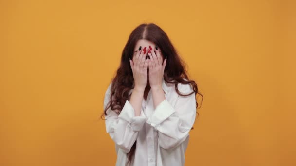 Jovem mulher coberta olho com a mão, olhando sério — Vídeo de Stock