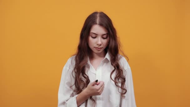 Femme joyeuse montrant trois doigts, regardant la caméra — Video