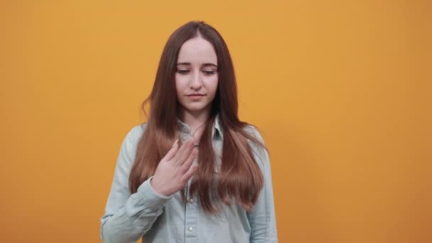 Belle dame donnant la promesse, gardant la main sur la poitrine et montrant la paume à la caméra — Video