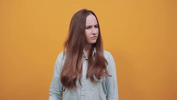 Femme déçue gardant les mains croisées, faisant stop, PAS de geste — Video