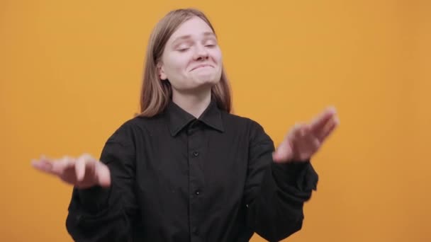 Mujer rubia alegre en camisa negra de moda sonriendo, haciendo buen gesto — Vídeo de stock