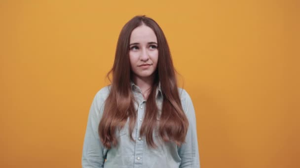 Mujer caucásica en camisa azul denim manteniendo los puños en alto, bailando, listo para la lucha — Vídeos de Stock