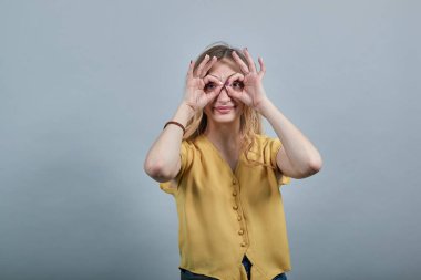 Kafkasyalı genç sarışın kadın iyi, gözlerinde gözlük işareti, gülümseme