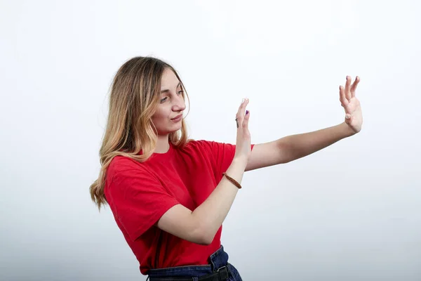 Olycklig kvinna i mode röd skjorta vistas i sidled, visar handflator — Stockfoto