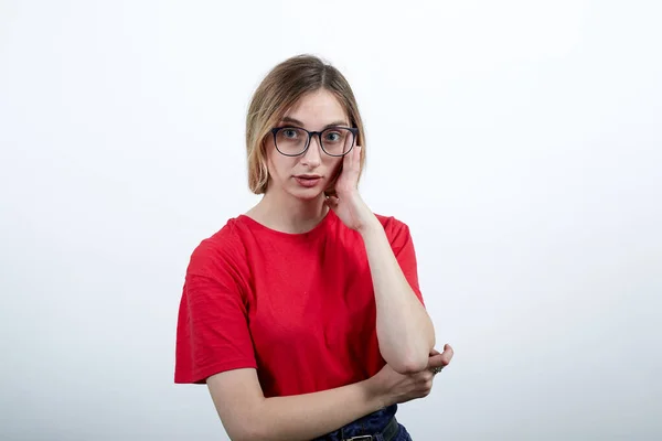 Donna allegra che tiene il dito sulla testa, ha mal di testa, tiene la mano sul gomito — Foto Stock