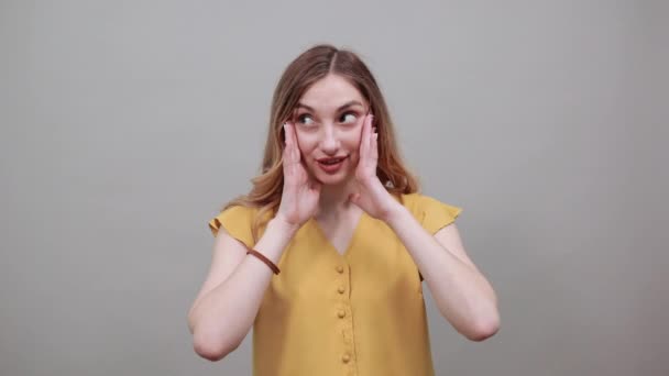 Jeune femme déçue gardant la main sur la tête, ayant mal à la tête — Video