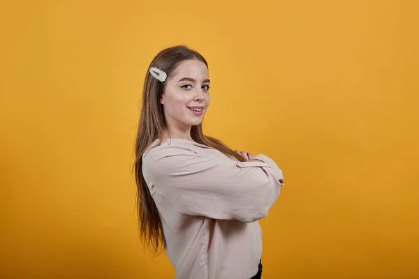 Mujer fuerte en camisa de pastel de moda permaneciendo de lado, manteniendo las manos cruzadas — Foto de Stock